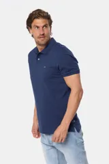 Remera polo azul con cuello en rib y botones personalizados.