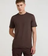 Remera deportiva masculina de manga corta con cuello redondo, confeccionada en tejido técnico con tecnología Dry para mayor transpirabilidad. Presenta detalles reflectantes en los hombros y un diseño liso en color verde melange.
