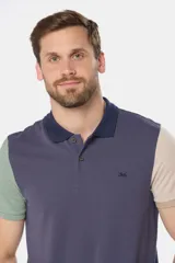 Remera polo piqué combinada con mangas en colores contrastantes.