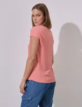 Remera color verde claro en tejido rib, con escote en V, manga corta y terminación anudada en el ruedo.