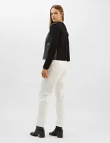 Chaqueta Sioni con frente de cuero sintético y mangas y espalda de tejido de punto. Presenta cuello a la base, cierre frontal con botones a presión y bolsillos delanteros.