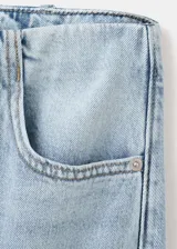 Jeans balloon de tiro medio en color celeste claro, confeccionados en algodón 100%. Presentan diseño largo con costuras frontales destacadas, trabillas, cuatro bolsillos y cierre frontal con gancho y cremallera.