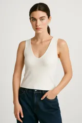 Musculosa blanca de viscosa con breteles anchos y escote en V.