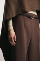 Pantalón culotte negro de tiro medio con trabillas y cinturón fino efecto piel con hebilla metálica. Presenta raya planchada y cierre de cremallera oculta en la costura.