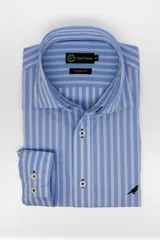 Camisa de vestir Club House de manga larga, con diseño a rayas verticales celestes y blancas, corte clásico, cuello short collar y bordado de pájaro en el frente.