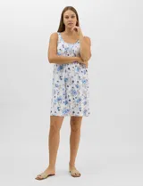 Camisón corto de tejido soft, sin mangas, con escote redondo, aplique de botones y detalle plisado en el frente. Estampado floral en tonos rosados y grises.
