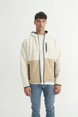 Campera con capucha en sherpa doble faz combinada con nylon de alta calidad. Detalle capitoneado con bolsillos en laterales. Bolsillo en pecho. Cierres engomados.