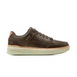 Zapatos casuales Skechers modelo Zane Vester, de diseño impermeable con parte superior sintética en color marrón oscuro. Presentan cierre de cordones, detalles de costuras visibles, refuerzo en el talón y suela de goma en tono claro.