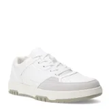 Championes urbanos de estilo retro, color blanco con detalles en gris claro en la puntera y la suela. Presentan un diseño de paneles con perforaciones en la parte frontal y cordones al tono.