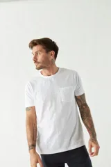 Remera de hombre color ladrillo, lisa, de corte regular, con bolsillo en el pecho, manga corta y cuello redondo. Confeccionada en algodón.