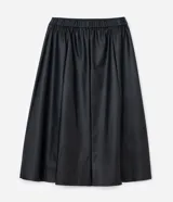 Falda midi de corte evasé confeccionada en cuero sintético (PU) de color negro. Presenta cintura estructurada con pasacintos y diseño de paneles verticales que aportan fluidez a la prenda.