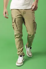 Pantalón cargo color beige, de corte recto y tiro medio, con bolsillos laterales con solapa y bolsillos traseros.
