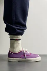 Zapatilla baja de cordones de Fruit of the Loom x Zara, confeccionada en tejido de algodón morado con detalles en tono burdeos y suela de goma blanca con volumen.
