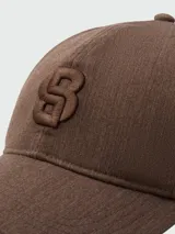 Gorra Boss modelo Zed-B-Icon-HE, color marrón con textura sutil y logo bordado en relieve en el frente.