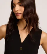 Chaleco slim color marrón, confeccionado en crepé, con escote en V y cierre frontal de botones metálicos.