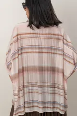 Camisa de organdí con diseño de franjas horizontales multicolor, corte holgado y mangas tres cuartos.