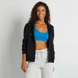 Buzo negro con capucha y cierre frontal, con bolsillos tipo canguro.