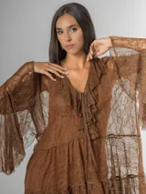 Vestido corto de encaje color marrón chocolate, con mangas largas estilo victoriano y volados en el ruedo. Incluye un vestido interior de algodón.