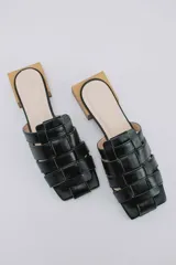 Mules de cuero celeste con diseño trenzado y taco de madera.