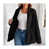 Campera de corderito color blanco, con cuello alto, cierre frontal completo y un bolsillo en el pecho con cierre.