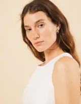 Musculosa blanca de lino con escote redondo y corte a la cadera.