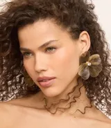 Maxi aros con forma de flor alambraada y núcleo de strass. Cierre con tornillo y baño light gold.