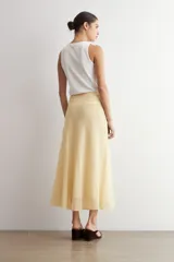 Falda midi evasé de color amarillo maíz con estampado de cuadros vichy.