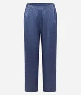 Pijama largo de satén azul con estampa de lunares, compuesto por una musculosa de escote en U con breteles finos y un pantalón de pierna recta con cintura elastizada.