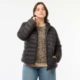 Anorak acolchado de diseño ligero con cierre frontal, cuello alto y bolsillos laterales. Presenta un acabado impermeable y costuras horizontales que distribuyen el relleno uniformemente.