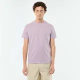 Remera de algodón color lila, de manga corta y cuello redondo.