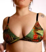 Sostén triangular color crudo, con breteles finos regulables y espalda con cierre de gancho.