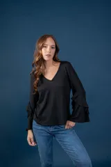 Blusa gris melange de punto tejido fino, con escote en V y mangas largas anchas terminadas en volados.
