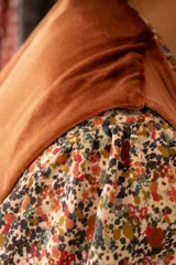 Chaleco de terciopelo azul con corte sastrero y botones al tono.