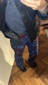 Pantalón de tafeta elastizada con estampado floral en tonos azules, bordó y verde.