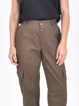 Pantalón cargo color gris, de corte recto y tiro alto, con bolsillos laterales y bolsillos cargo con solapa y botón.
