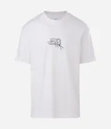 Remera de corte relajado color blanco, con cuello redondo y manga corta. Presenta un estampado pequeño en el centro del pecho con la inscripción 'Most Wanted' y el diseño de los Hermanos Metralla.