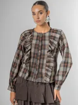 Falda larga de micro corderoy color marrón oscuro, con diseño de volados en capas y elástico en toda la cintura.