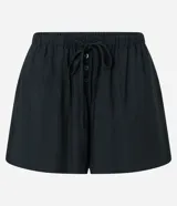 Short de playa color beige, confeccionado en viscosa y poliamida, con diseño holgado, bolsillos laterales, cintura elástica con cordón de ajuste tipo lazo y detalle de botones frontales.