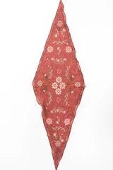 Bandana de algodón color rosado, con diseño bordado en punto cruz con motivos florales y geométricos.