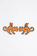 Par de aros colgantes con forma de gato atigrado naranja con contorno negro y dije con forma de rayo.