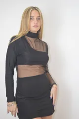 Vestido corto negro con cuello alto, mangas largas de tul y transparencias en el torso y abdomen.