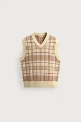 Chaleco relaxed fit de punto tejido en hilatura de algodón, con diseño a cuadros en tonos marrón y beige, cuello en V y acabados en rib en el cuello, las sisas y el ruedo.
