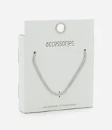 Collar femenino de eslabones tipo espiga (herringbone) en tono plateado, fabricado en acero inoxidable reciclado. Presenta pequeños grabados en forma de estrella a lo largo de la cadena.