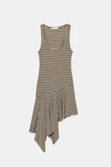 Vestido midi sin mangas, con escote redondo y diseño a rayas horizontales en color marrón y crudo. Presenta un corte asimétrico en la falda con un panel con vuelo y caída pronunciada en el bajo.