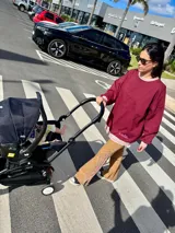 Buzo jogging color bordó de algodón con puños y bajo ajustados.