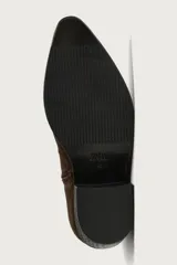 Bota de piel para hombre con acabado en serraje, diseño de caña media, punta ligeramente perfilada y tacón ancho a contraste.