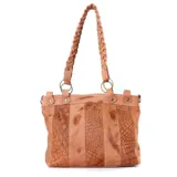 Cartera de hombro confeccionada en cuero, con diseño de paneles alternados en cuero liso y textura tipo croco. Presenta una manija superior trenzada sujeta por argollas metálicas y detalles de remaches.