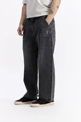 Pantalón de jean con corte super baggy, de tiro medio, con diseño amplio y holgado en piernas y cadera.