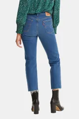 Jeans Levi's modelo 501 Crop de tiro alto y pierna recta. Presentan un diseño clásico con bragueta de botones, ajuste regular en el muslo y terminación al tobillo con ruedo desflecado.