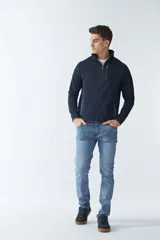 Campera azul marino tejida bondeada para hombre, de calce regular, con logo estampado, cremallera entera y bolsillos con cierre.